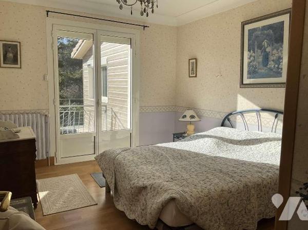 Grande maison avec 2 logements séparés dans GOURDON (Lot-46), proche commerces, en très bon éta...