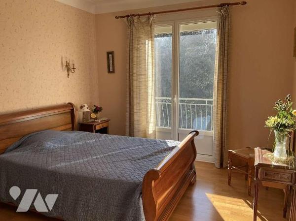 Grande maison avec 2 logements séparés dans GOURDON (Lot-46), proche commerces, en très bon éta...