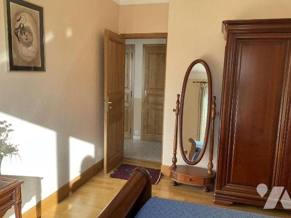 Grande maison avec 2 logements séparés dans GOURDON (Lot-46), proche commerces, en très bon éta...