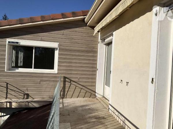 Grande maison avec 2 logements séparés dans GOURDON (Lot-46), proche commerces, en très bon éta...