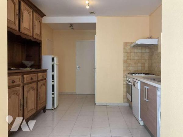 Grande maison avec 2 logements séparés dans GOURDON (Lot-46), proche commerces, en très bon éta...