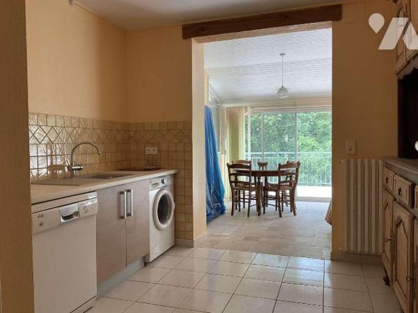 Grande maison avec 2 logements séparés dans GOURDON (Lot-46), proche commerces, en très bon éta...