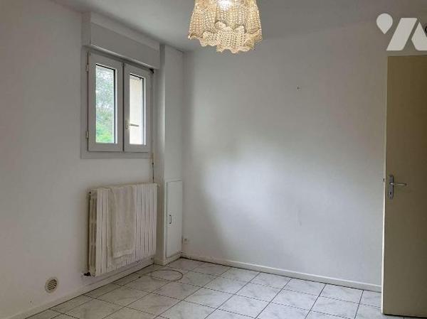 Grande maison avec 2 logements séparés dans GOURDON (Lot-46), proche commerces, en très bon éta...