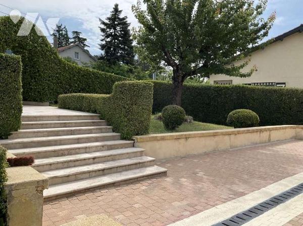 Grande maison avec 2 logements séparés dans GOURDON (Lot-46), proche commerces, en très bon éta...