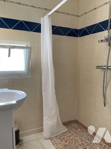 Grande maison avec 2 logements séparés dans GOURDON (Lot-46), proche commerces, en très bon éta...
