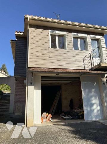 Grande maison avec 2 logements séparés dans GOURDON (Lot-46), proche commerces, en très bon éta...