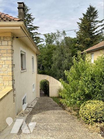 Grande maison avec 2 logements séparés dans GOURDON (Lot-46), proche commerces, en très bon éta...