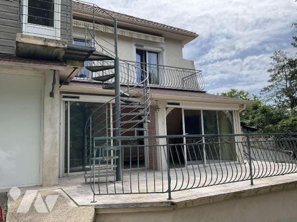 Grande maison avec 2 logements séparés dans GOURDON (Lot-46), proche commerces, en très bon éta...
