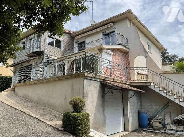 Grande maison avec 2 logements séparés dans GOURDON (Lot-46), proche commerces, en très bon éta...