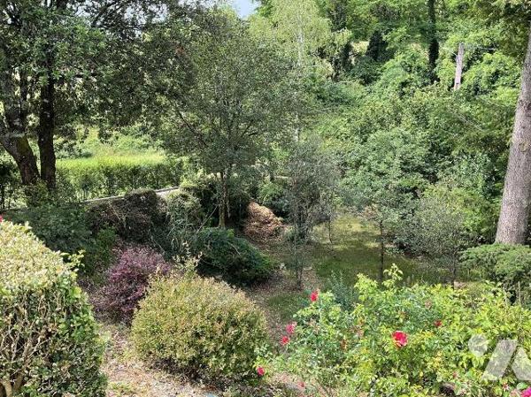 Grande maison avec 2 logements séparés dans GOURDON (Lot-46), proche commerces, en très bon éta...