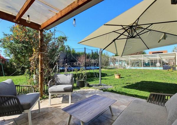 Maison individuelle avec piscine, jardin et garage