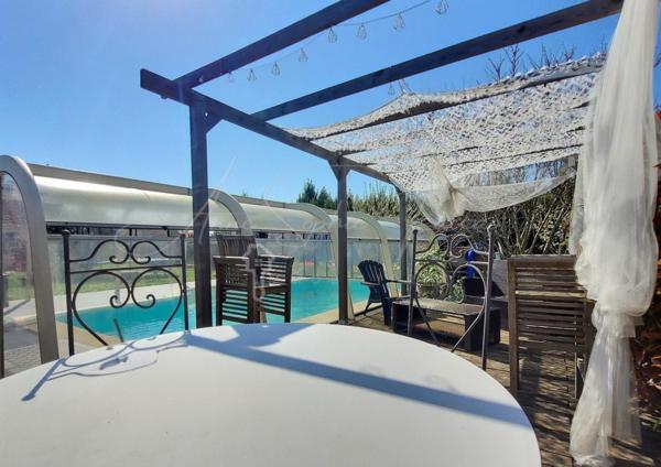 Maison individuelle avec piscine, jardin et garage