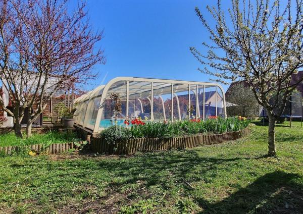 Maison individuelle avec piscine, jardin et garage
