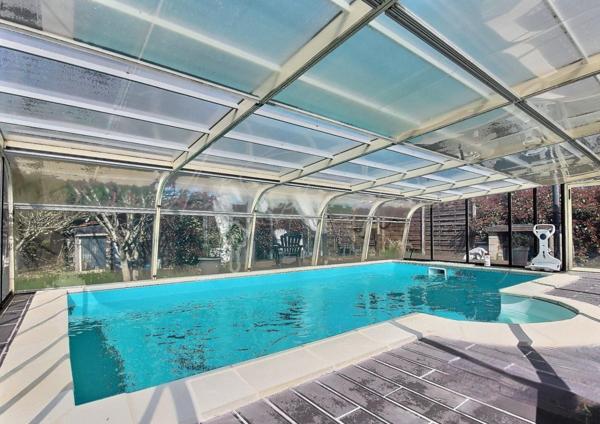 Maison individuelle avec piscine, jardin et garage
