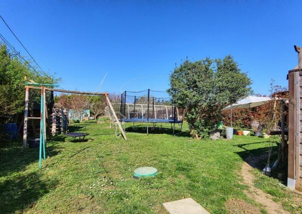 Maison individuelle avec piscine, jardin et garage
