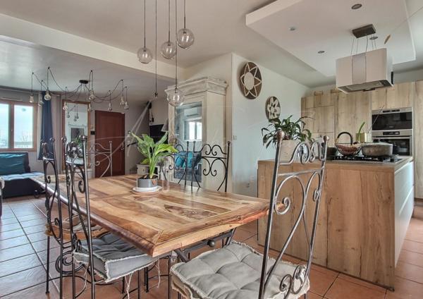 Maison individuelle avec piscine, jardin et garage