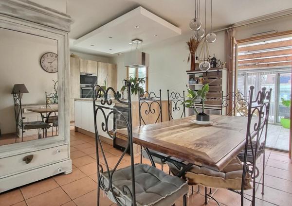 Maison individuelle avec piscine, jardin et garage