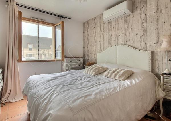 Maison individuelle avec piscine, jardin et garage