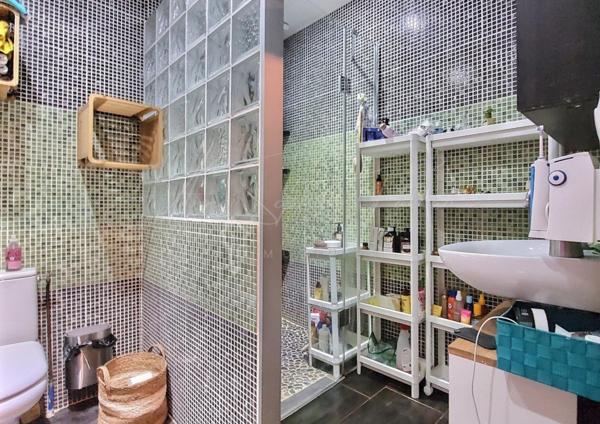 Maison individuelle avec piscine, jardin et garage