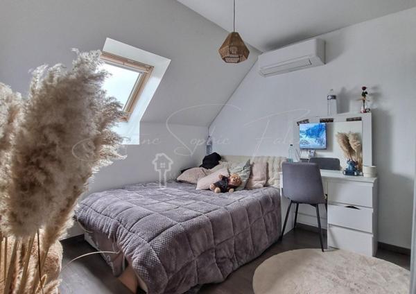 Maison individuelle avec piscine, jardin et garage