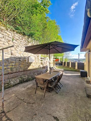 Maison individuelle avec 3 chambres et potentiel d'agrandissement, grand sous-sol, garage jardin et terrasse !