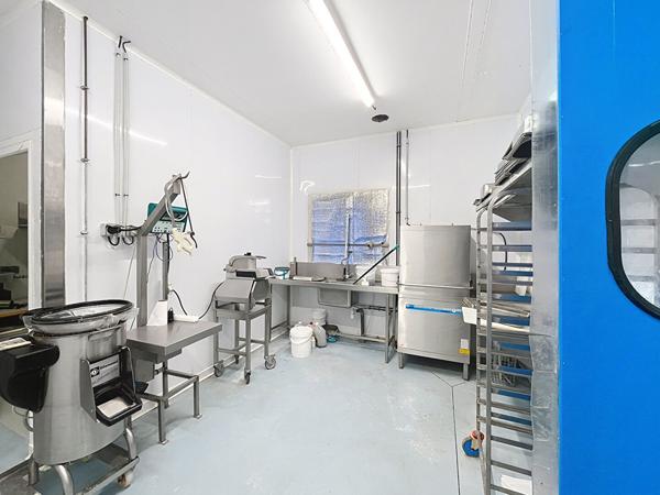 A VENDRE EN EXCLUSIVITE - Local d'activité Allassac 320 m2- bureau-salle d'eau-WC-chambre froide