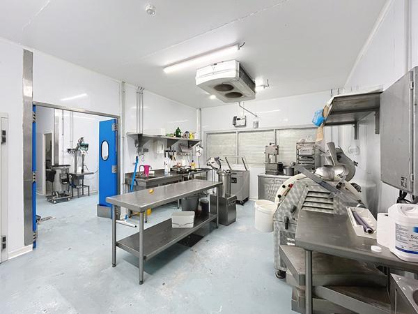 A VENDRE EN EXCLUSIVITE - Local d'activité Allassac 320 m2- bureau-salle d'eau-WC-chambre froide