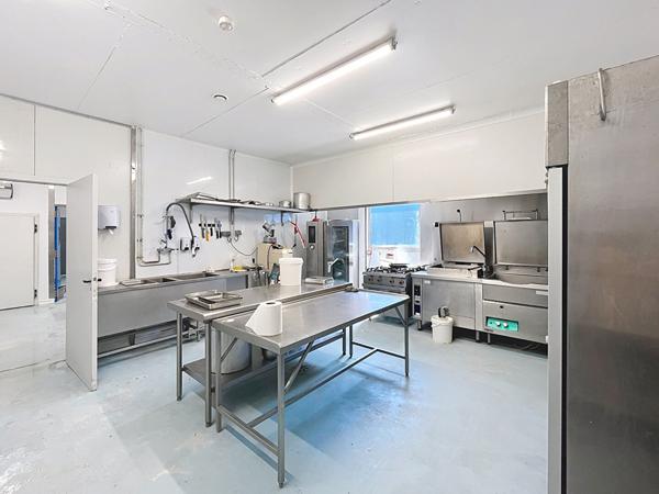 A VENDRE EN EXCLUSIVITE - Local d'activité Allassac 320 m2- bureau-salle d'eau-WC-chambre froide