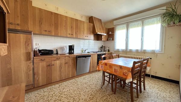 Maison à vendre à Chavagne - 5 pièces, 4 chambres,très bon état