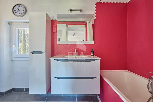 RARE A LA VENTE - COEUR DU VILLAGE DE CABRIES - APARTEMENT 4 pièce(s) 125 m2