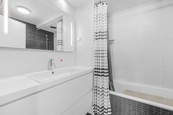 APPARTEMENT BAIGNÉ DE LUMIÈRE ? BALCON DE 8 M² ? VUE TOUR EIFFEL ? CLIMATISÉ ? PARKING