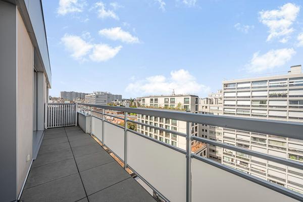 APPARTEMENT BAIGNÉ DE LUMIÈRE ? BALCON DE 8 M² ? VUE TOUR EIFFEL ? CLIMATISÉ ? PARKING