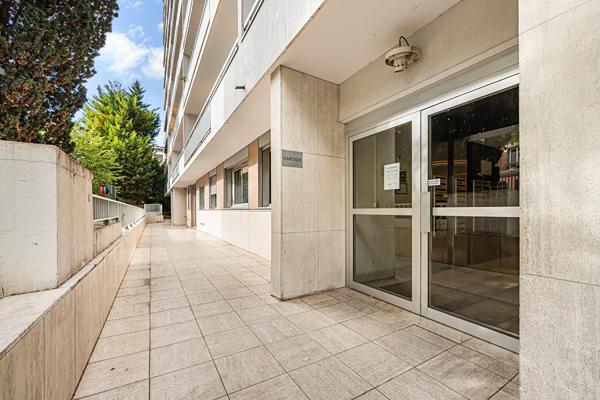 APPARTEMENT BAIGNÉ DE LUMIÈRE ? BALCON DE 8 M² ? VUE TOUR EIFFEL ? CLIMATISÉ ? PARKING