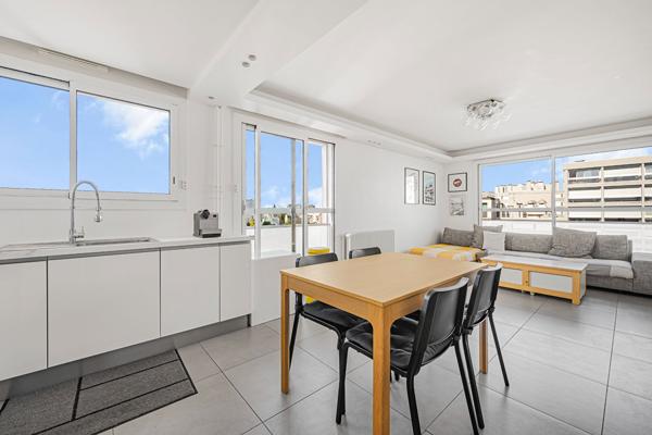 APPARTEMENT BAIGNÉ DE LUMIÈRE ? BALCON DE 8 M² ? VUE TOUR EIFFEL ? CLIMATISÉ ? PARKING
