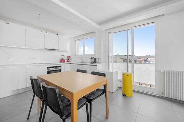 APPARTEMENT BAIGNÉ DE LUMIÈRE ? BALCON DE 8 M² ? VUE TOUR EIFFEL ? CLIMATISÉ ? PARKING