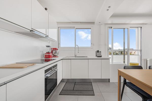 APPARTEMENT BAIGNÉ DE LUMIÈRE ? BALCON DE 8 M² ? VUE TOUR EIFFEL ? CLIMATISÉ ? PARKING
