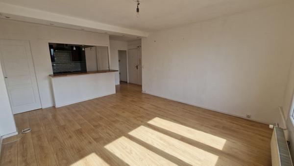 Appartement 4 pièces de 69 m² ,box + cave en centre ville de MANTES LA VILLE
