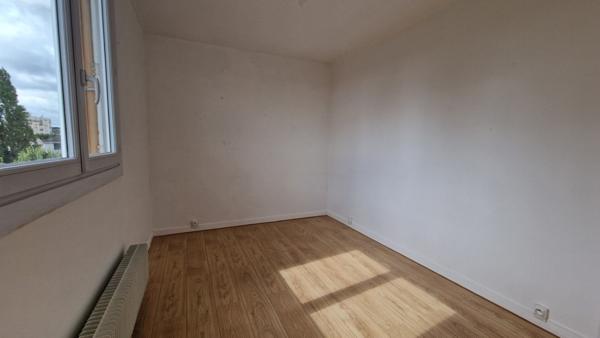 Appartement 4 pièces de 69 m² ,box + cave en centre ville de MANTES LA VILLE