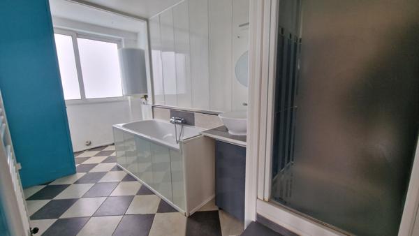 Appartement 4 pièces de 69 m² ,box + cave en centre ville de MANTES LA VILLE