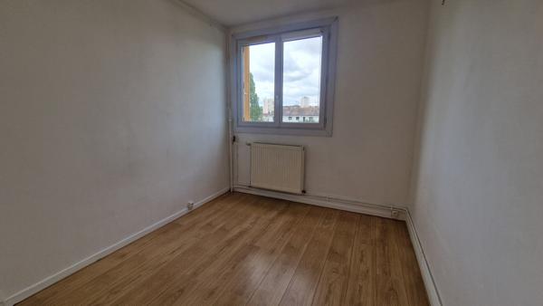 Appartement 4 pièces de 69 m² ,box + cave en centre ville de MANTES LA VILLE