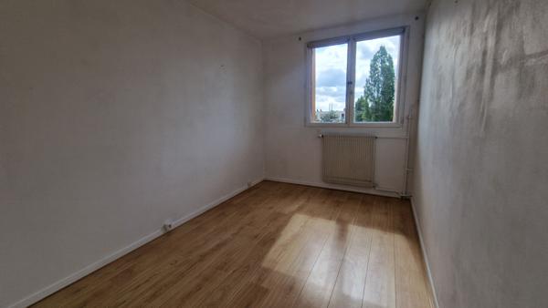 Appartement 4 pièces de 69 m² ,box + cave en centre ville de MANTES LA VILLE