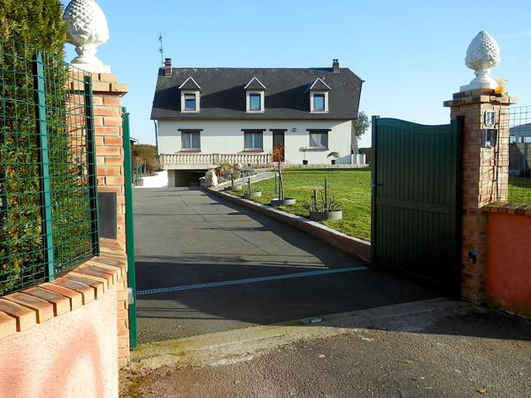 MAISON Familiale sur Sous-Sol avec 6 Chambres, Véranda et Terrasse