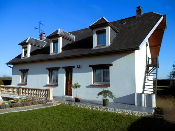 MAISON Familiale sur Sous-Sol avec 6 Chambres, Véranda et Terrasse