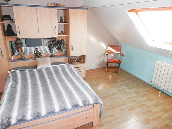 MAISON Familiale sur Sous-Sol avec 6 Chambres, Véranda et Terrasse