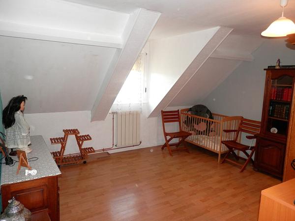 MAISON Familiale sur Sous-Sol avec 6 Chambres, Véranda et Terrasse