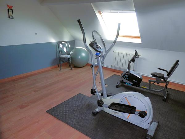 MAISON Familiale sur Sous-Sol avec 6 Chambres, Véranda et Terrasse