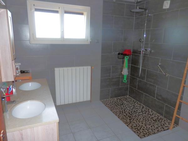 MAISON Familiale sur Sous-Sol avec 6 Chambres, Véranda et Terrasse