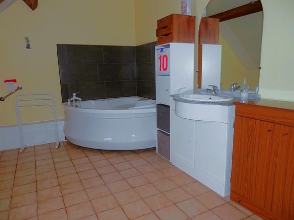 MAISON Familiale sur Sous-Sol avec 6 Chambres, Véranda et Terrasse