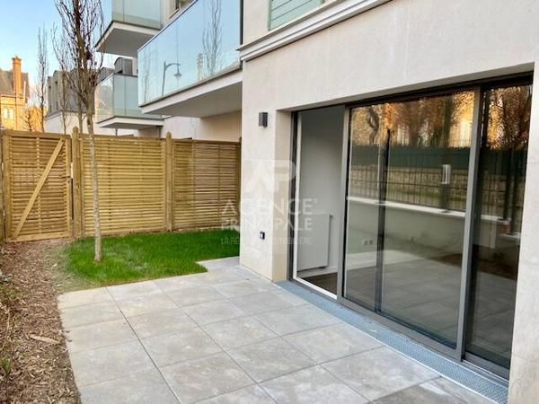 "Le Chesnay Résidence Emerige" Très beau 2 pièces entièrement rénové avec belle terrasse et jardin ! Loyer 1 423 €/mois charges comprises **  - Référence  10733