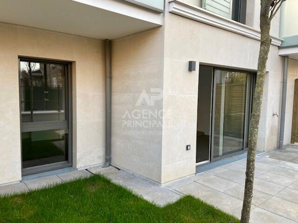 "Le Chesnay Résidence Emerige" Très beau 2 pièces entièrement rénové avec belle terrasse et jardin ! Loyer 1 423 €/mois charges comprises **  - Référence  10733